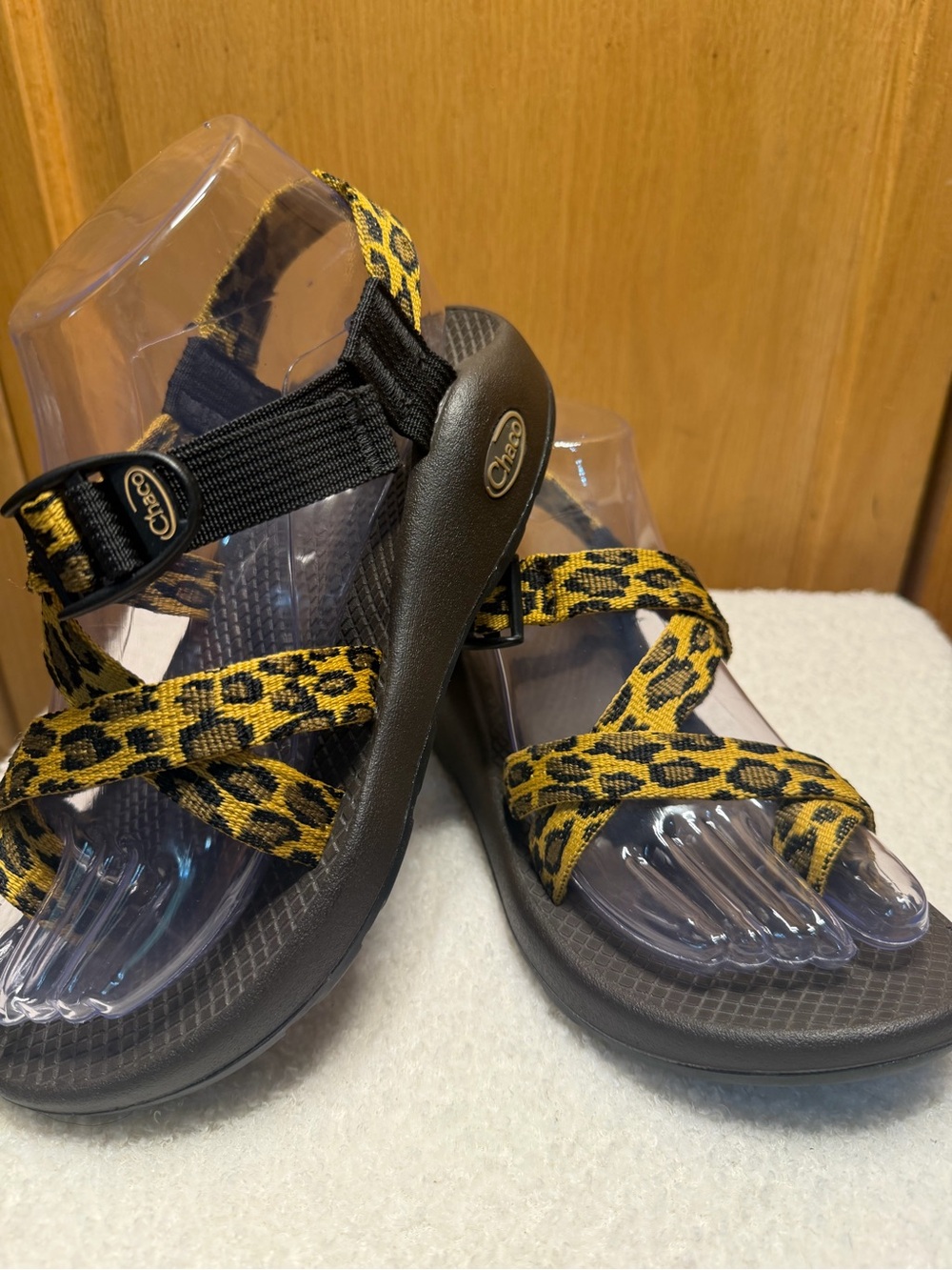Chaco Women’s Leopard-Print Yellow and Black Sport Sandals sz6